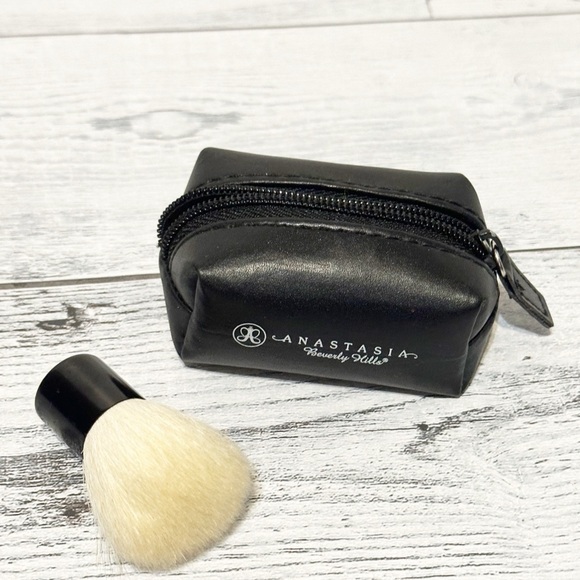 Anastasia Beverly Hills Other - Anastasia Beverly Hills Kabuki Brush Set